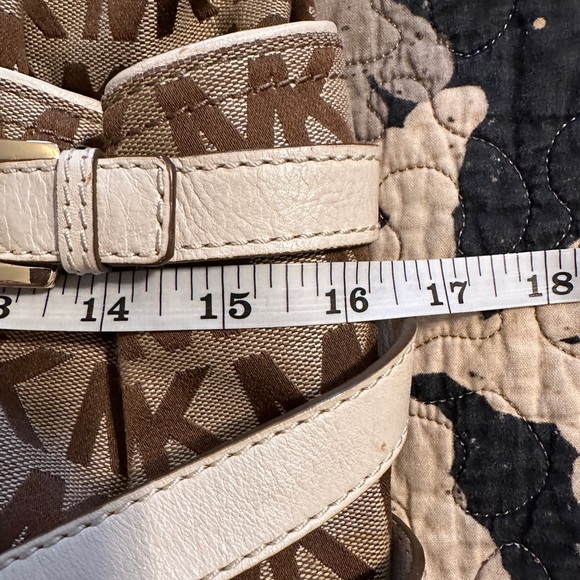 Michael Kors Gansevoort large signature shoulder bag. - Picture 6 of 8